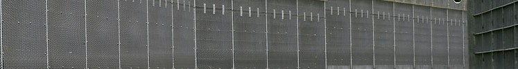Die Klinik ist umgeben von einem 5,50 Meter hohen Hochgitterzaun und einem Distanz-Streifen. Beides wird videotechnisch überwacht.