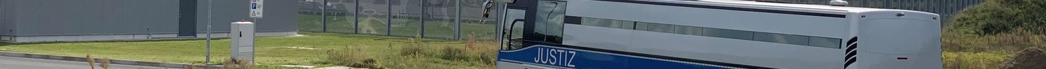 Ein gesicherter Gefängnisbus der Justizvollzugsanstalt Hamm transportiert die ersten Patienten in die neue Forensik in Hörstel.
Bild: LWL